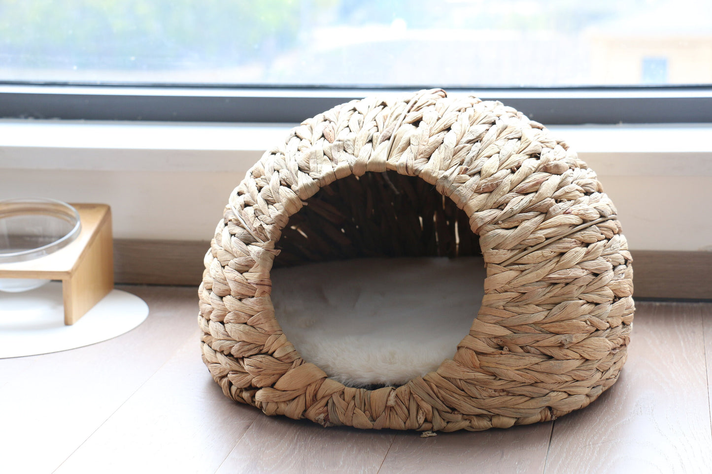 Rustic straw cat house/water hyacinth pet bed