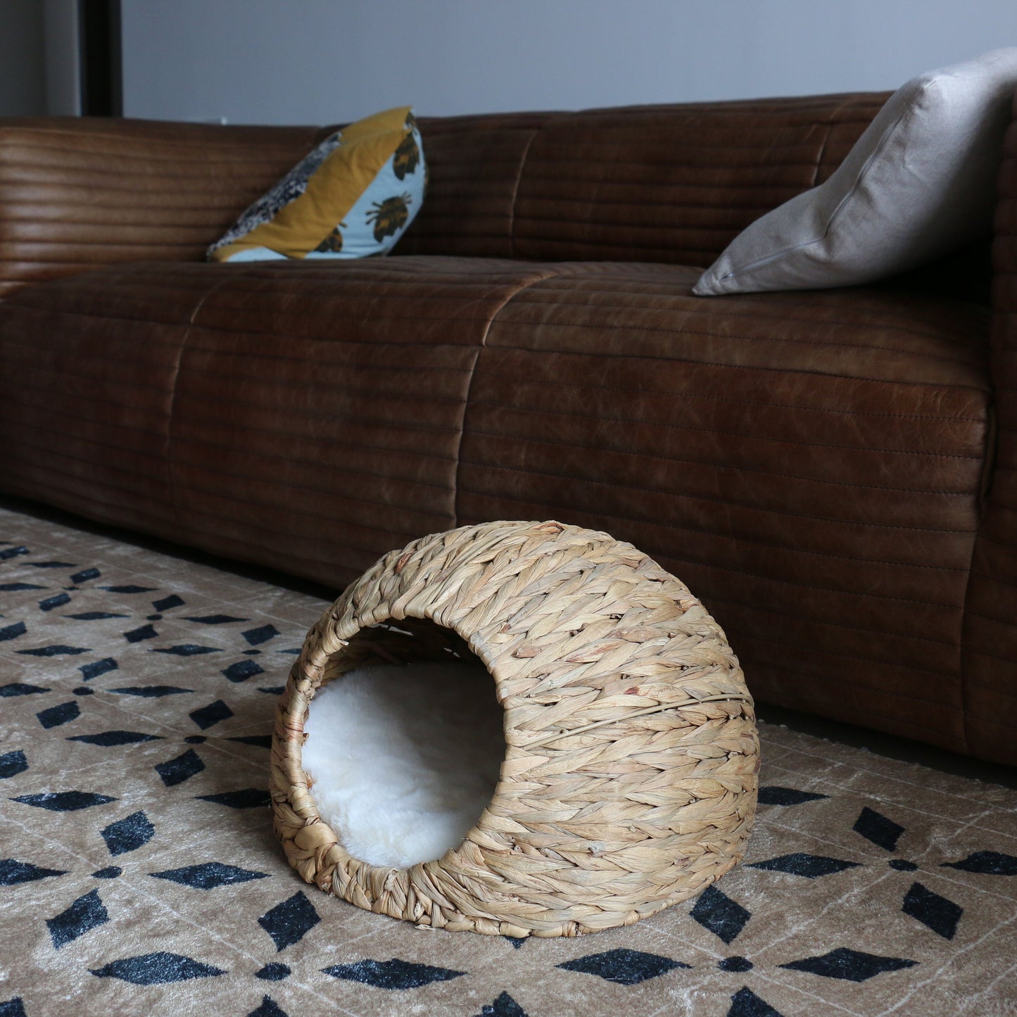 Rustic straw cat house/water hyacinth pet bed