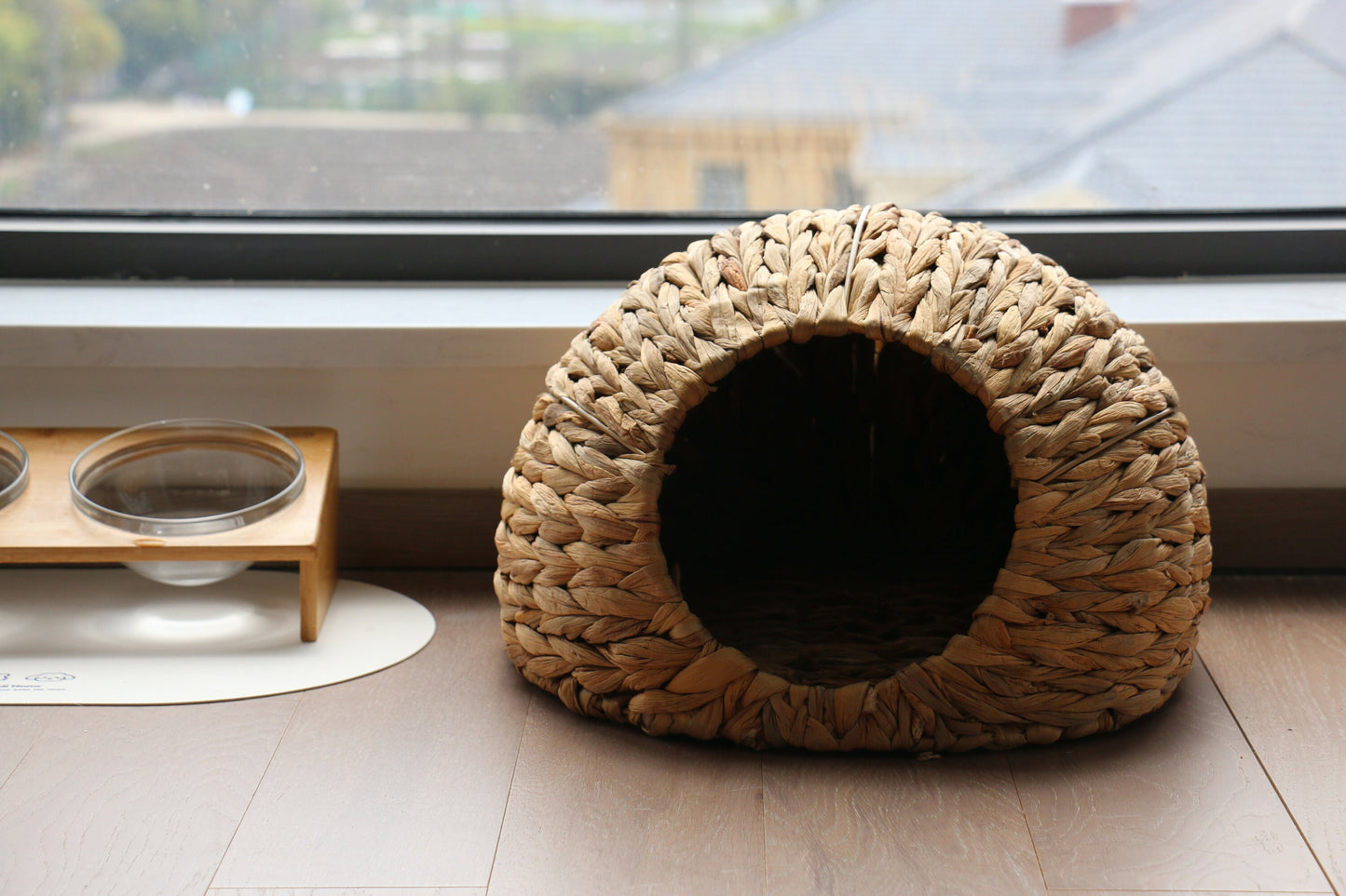 Rustic straw cat house/water hyacinth pet bed