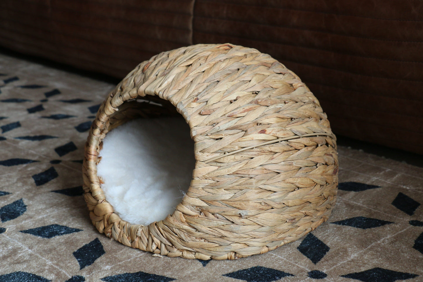 Rustic straw cat house/water hyacinth pet bed